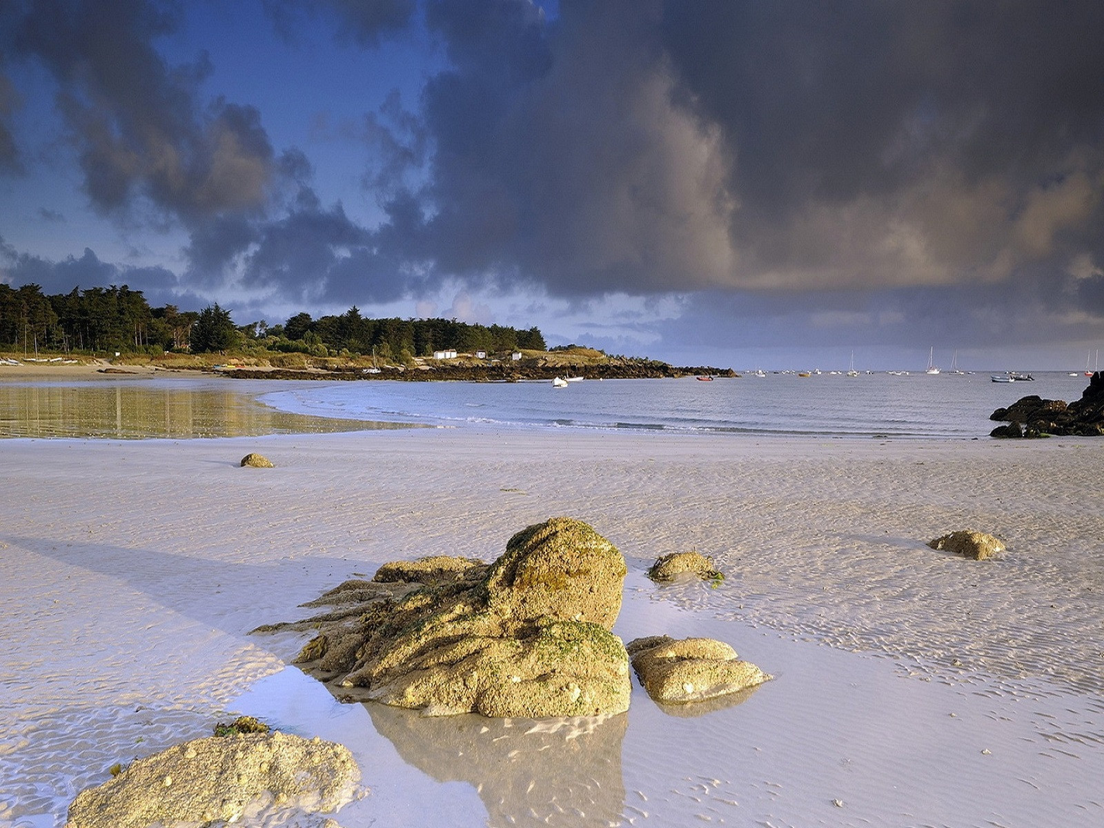 Fonds d'cran Nature Mers - Ocans - Plages Nuages noirs sur la plage