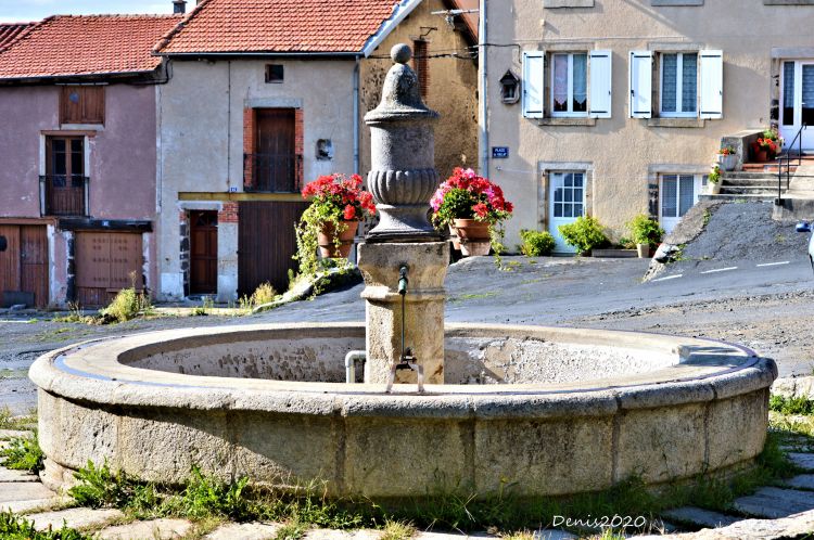 Fonds d'cran Constructions et architecture Fontaines - Jets d'eau LE MONASTIER SUR GAZEILLE