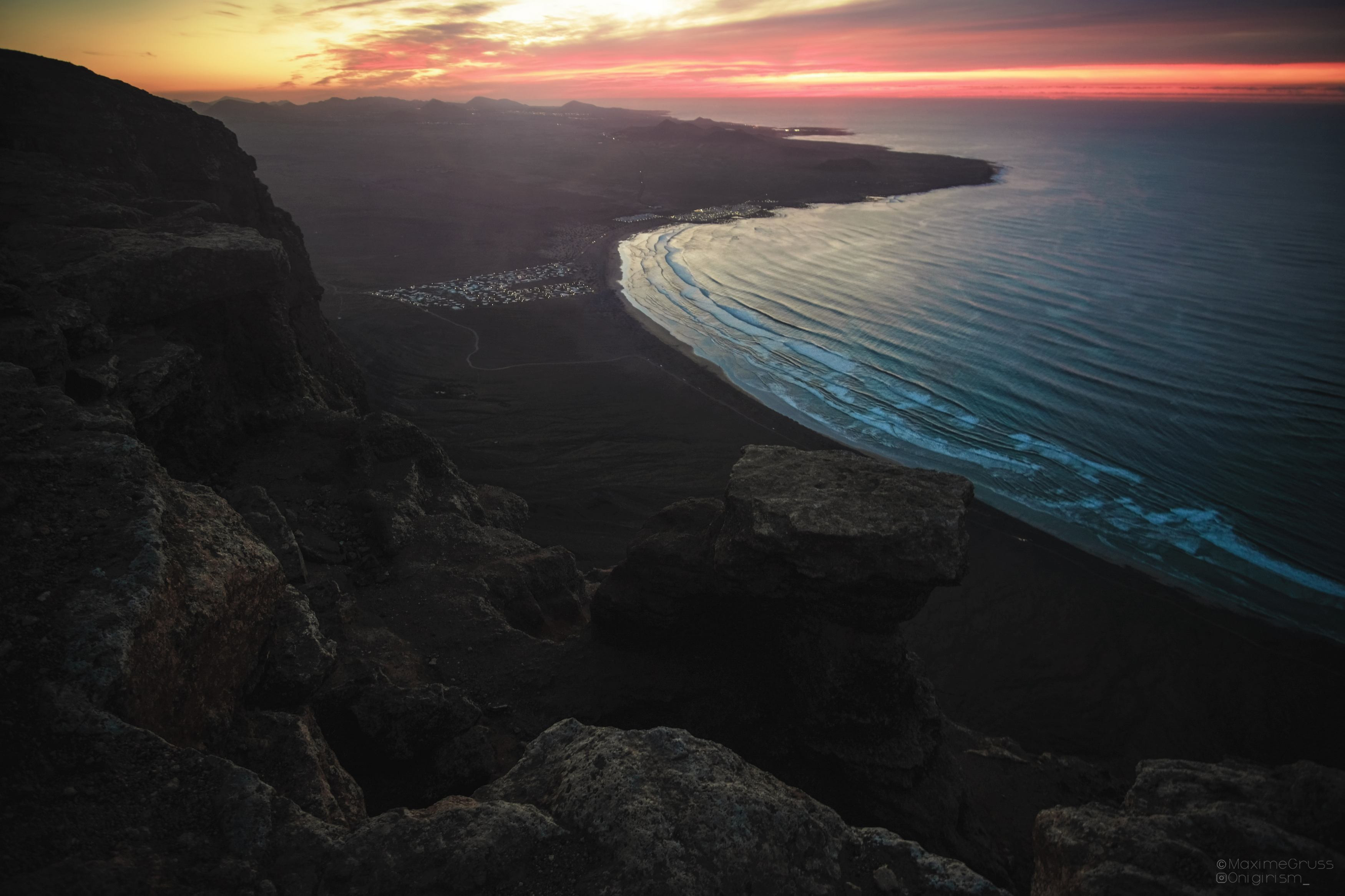 Fonds d'cran Voyages : Europe Espagne Coucher de soleil sur la plage de Famara, Lanzarote, Canaries