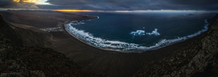 Fonds d'cran Voyages : Europe Espagne Coucher de soleil sur la plage de Famara, Lanzarote, Canaries