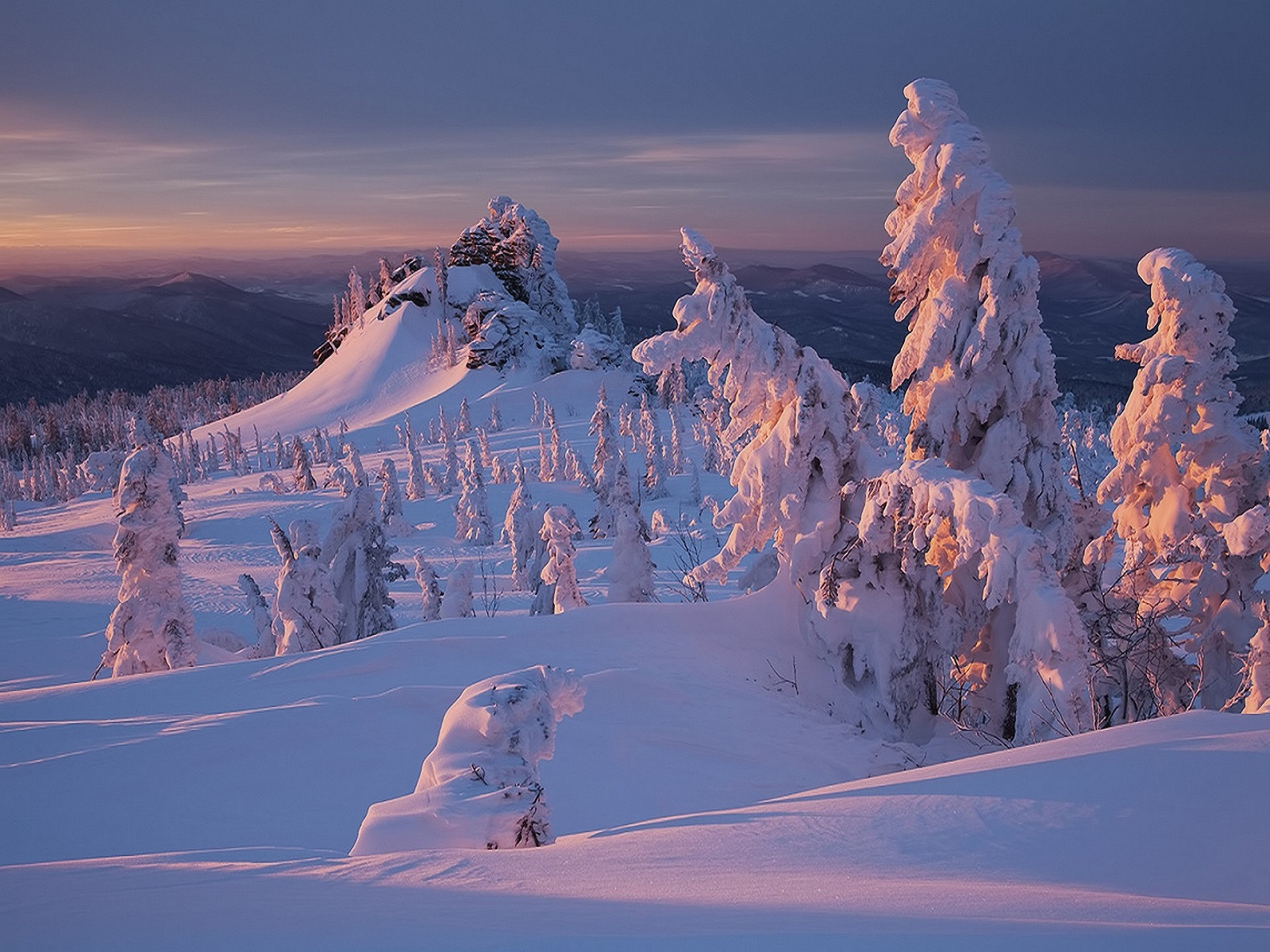 Fonds d'cran Nature Saisons - Hiver Montagne enneigée