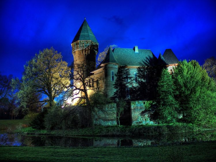 Fonds d'cran Constructions et architecture Chteaux - Palais Château le soir