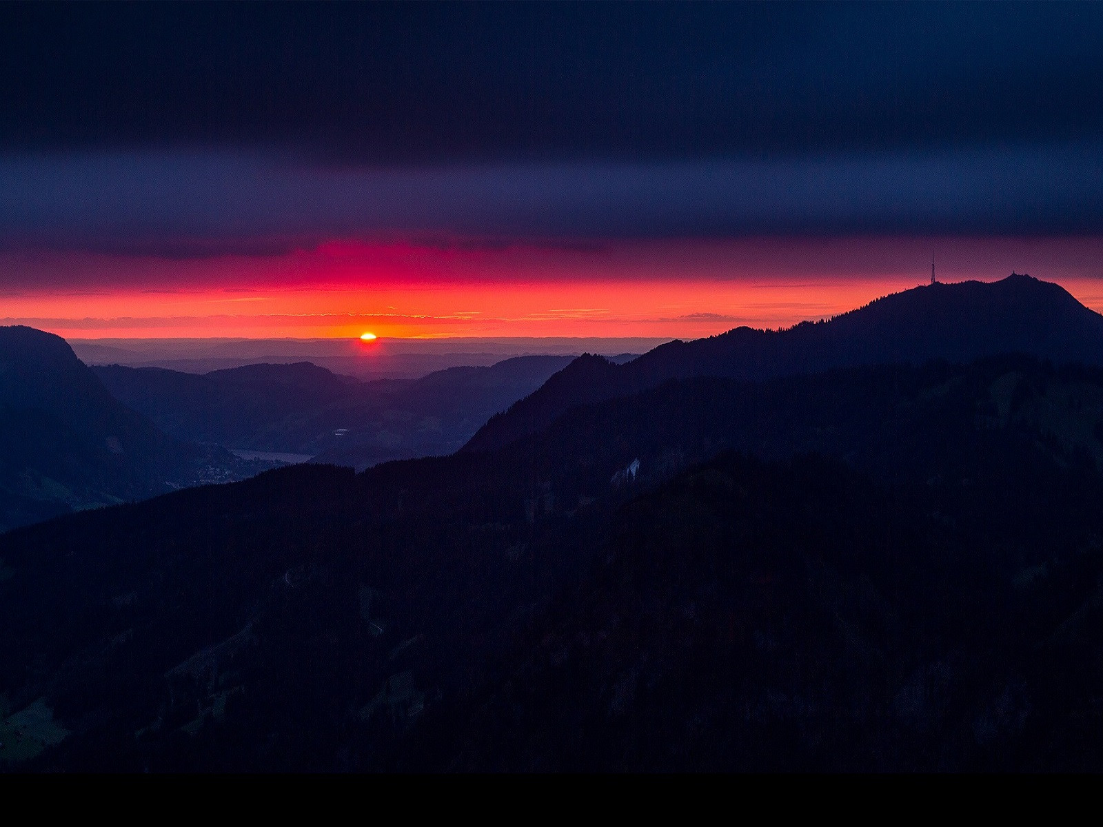 Fonds d'cran Nature Couchers et levers de Soleil Coucher de soleil sur montagnes