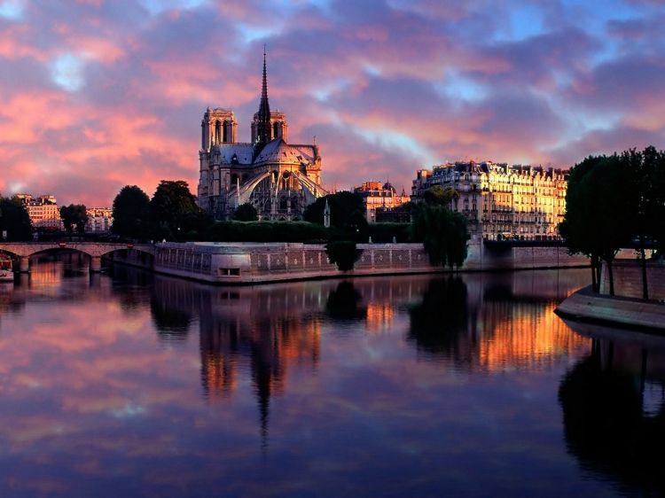 Fonds d'cran Constructions et architecture Edifices Religieux Superbe coucher de soleil sur Notre-Dame-de-Paris