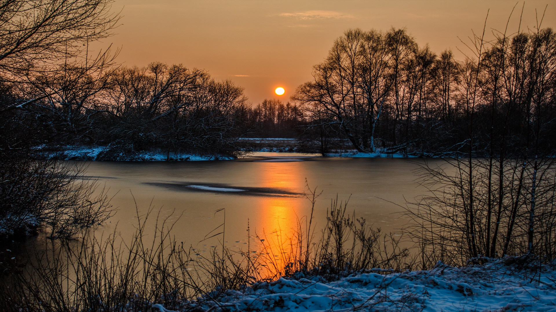 Fonds d'cran Nature Couchers et levers de Soleil Coucher de soleil sur lac gel