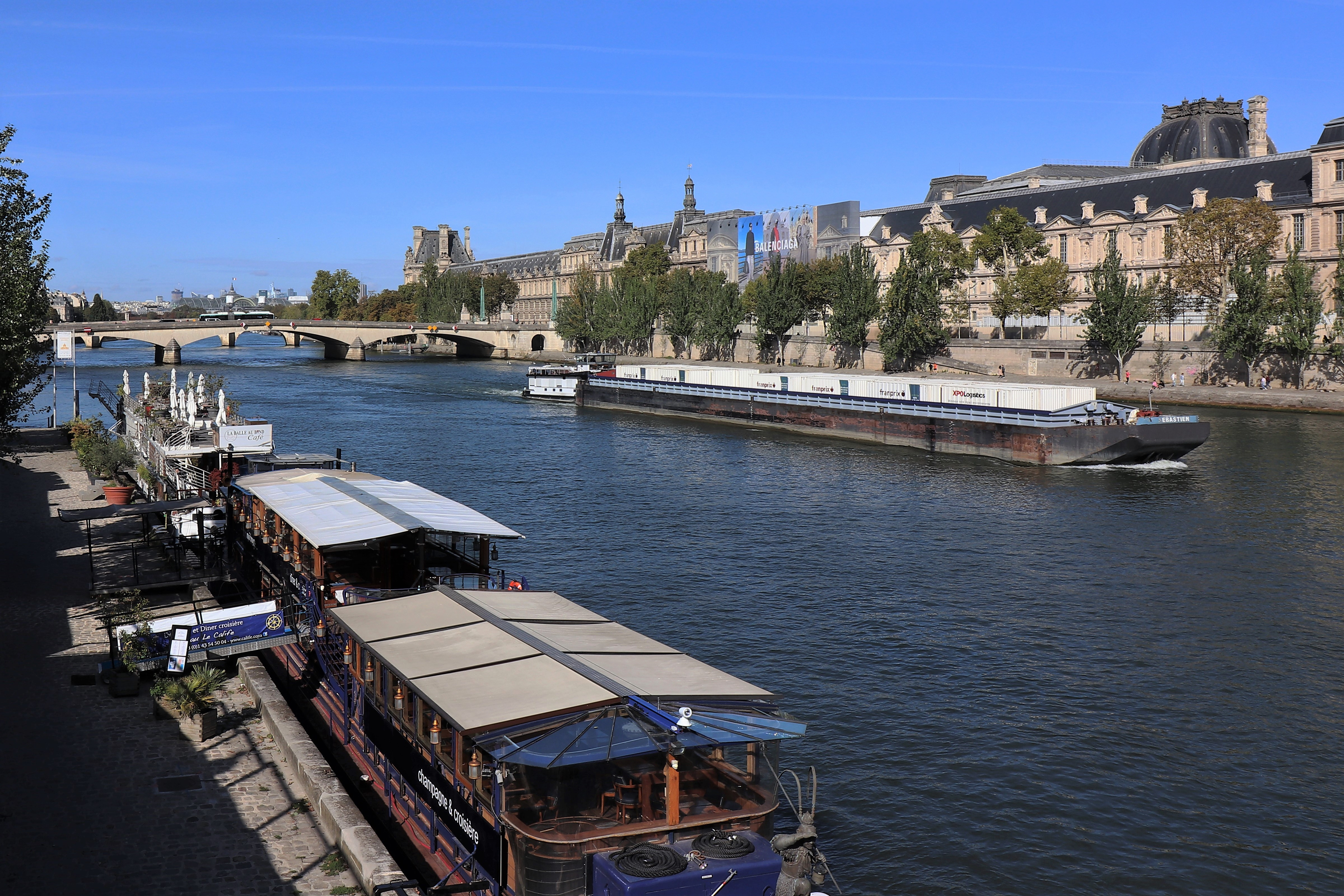 Fonds d'cran Bateaux Pniches Péniche sur la Seine