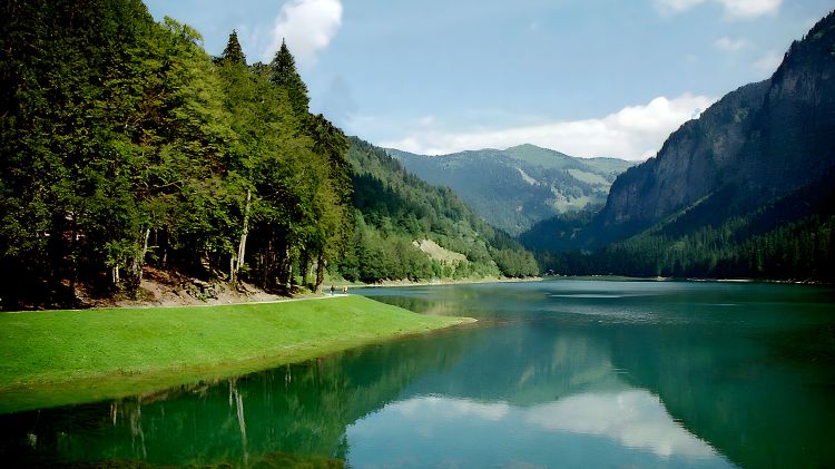 Fonds d'cran Voyages : Europe France > Rhne-Alpes Le lac de Montriond (Haute-Savoie)